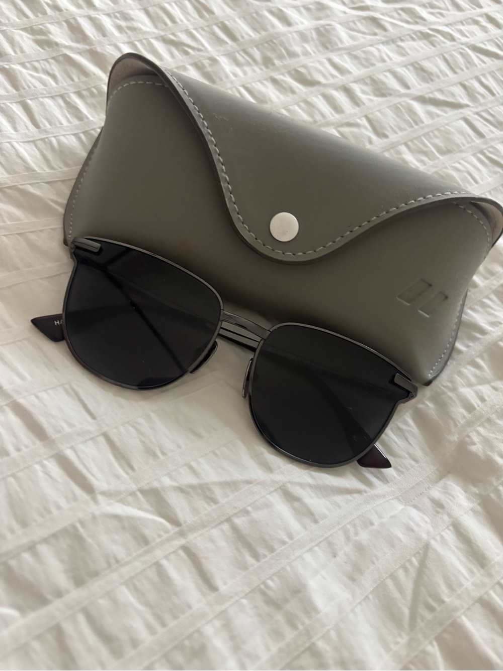 Le Specs Luxe Pharaoh Sunglasses - Picture 2 of 4